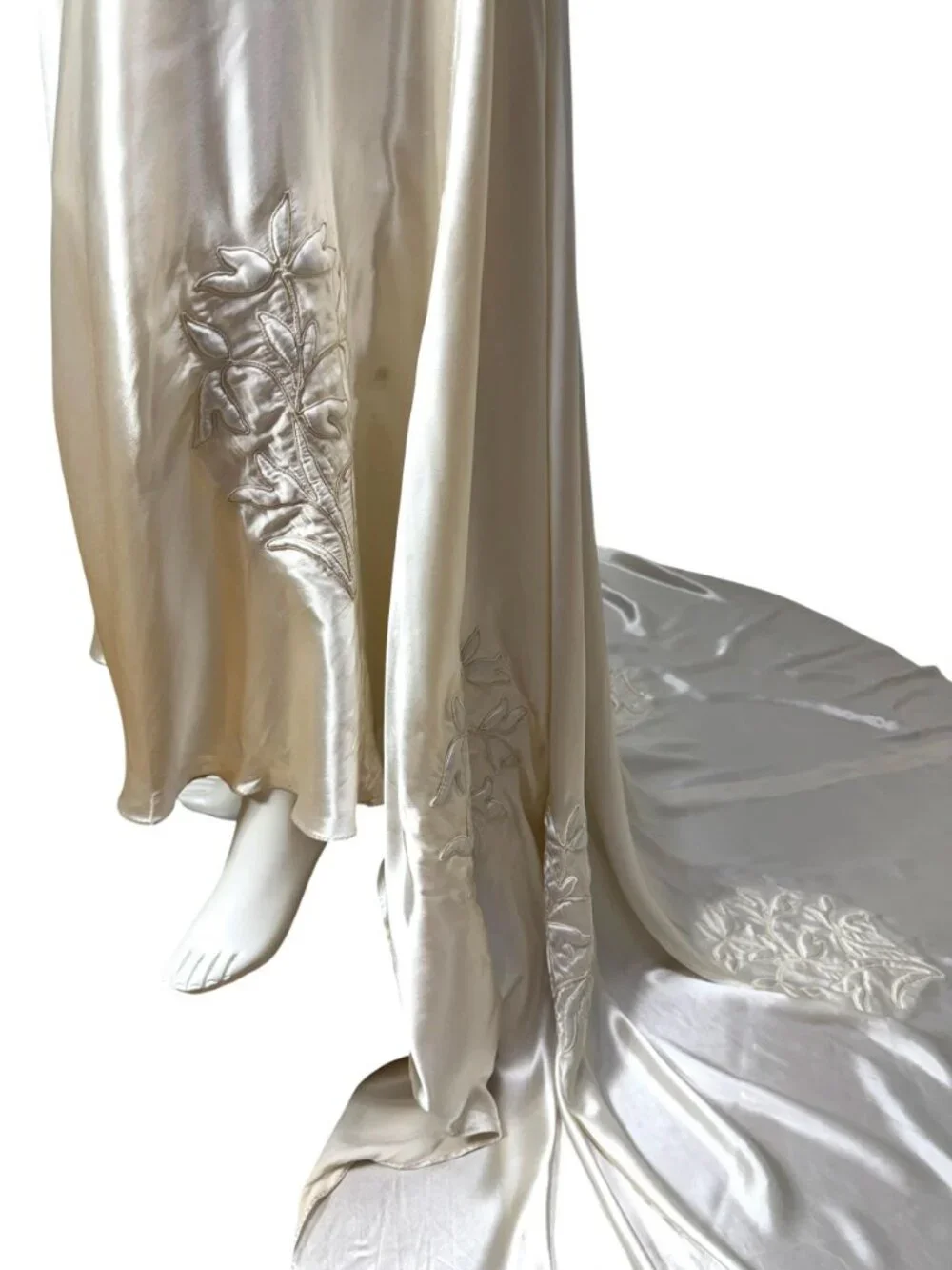 1930s Art Deco liquid satin wedding gown with trapunto embroidery and cathedral - Picture 9 of 16